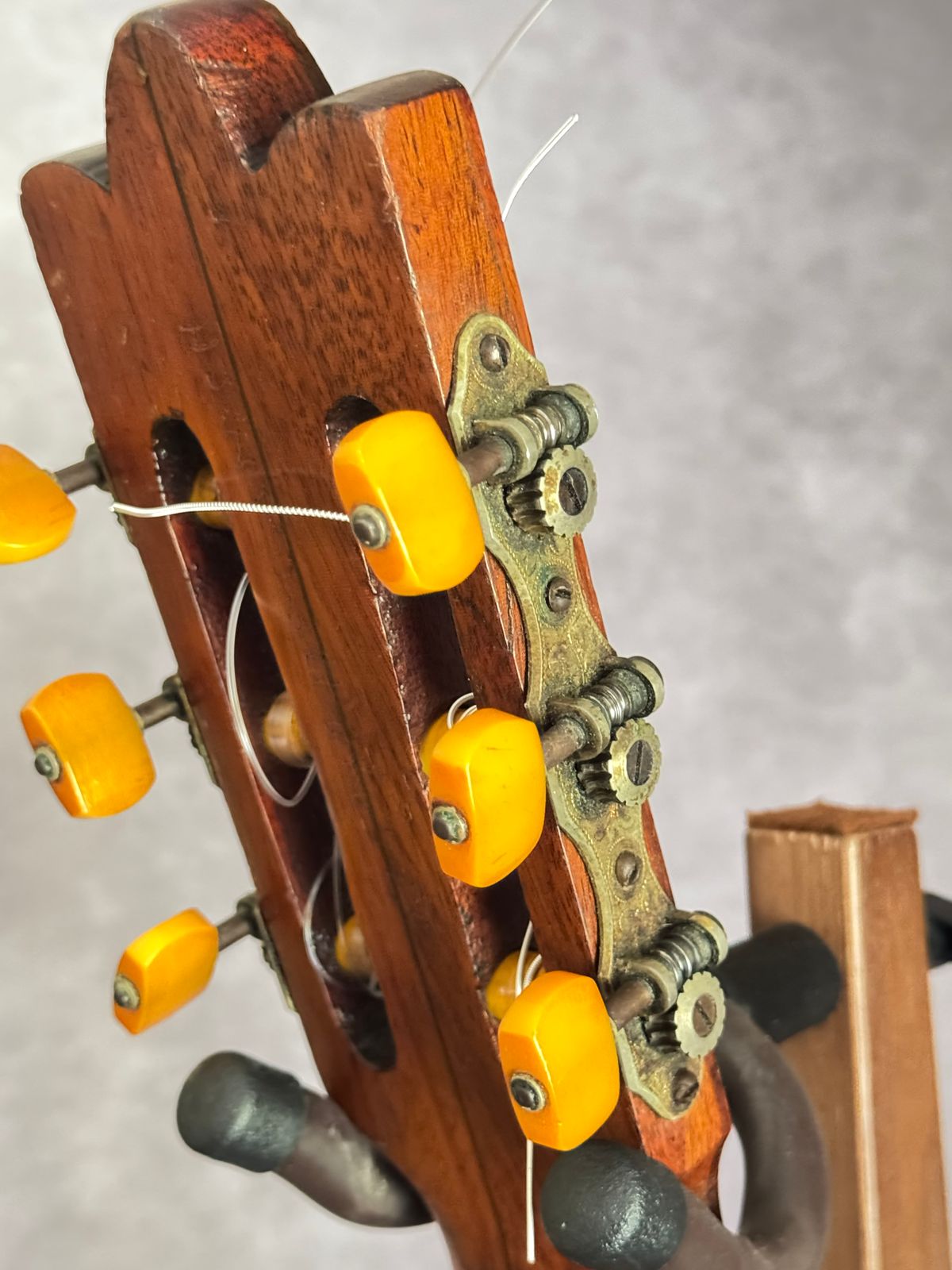 Original brass tuning machines with amber celluloid buttons